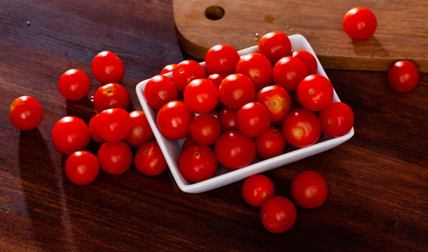 Tomat Ceri Merah Kecil Dengan Latar Belakang Kayu Persiapan Makanan — Stok Foto