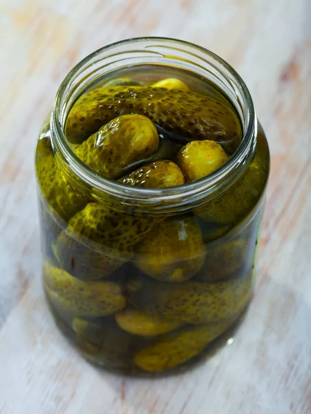 Close Glass Jar Pickled Cucumbers Table — Stock Photo, Image