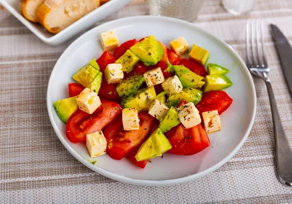 Mediterrane Keuken Vegetarische Salade Met Avocado Kaas Tomaat Een Restaurant — Stockfoto