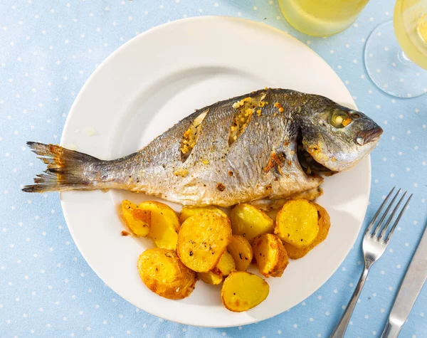 Köstlicher Gebackener Fisch Namens Dorada Mit Gerösteten Kartoffeln Zwei Hälften — Stockfoto