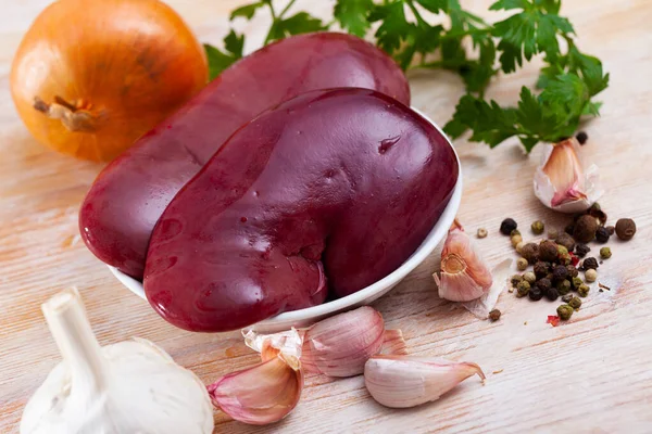 Yemek Yapmak Için Gerekli Malzemeler Çiğ Domuz Böbreği Soğan Sarımsak — Stok fotoğraf