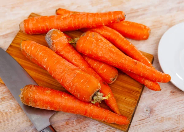 木制切菜板上有一束新鲜的橙子胡萝卜 准备食物 — 图库照片