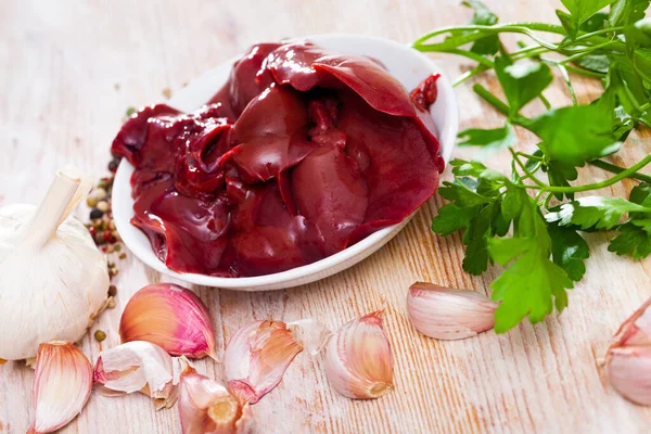 Imagen Hígado Conejo Crudo Con Ajo Verduras Durante Cocción —  Fotos de Stock