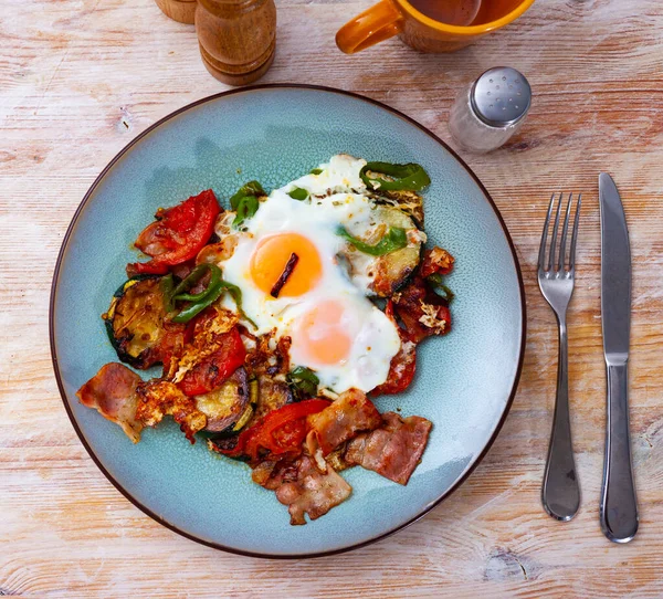 Kahvaltıda Sebzeli Yumurta Pişireceğim — Stok fotoğraf