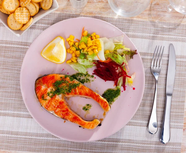 Gebackenes Lachssteak Mit Duftender Kräutersoße Serviert Mit Gemüsesalat Und Zitronenscheibe — Stockfoto