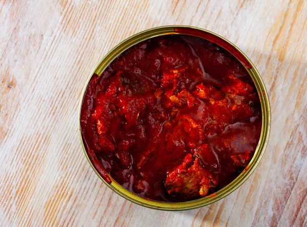 テーブルの上で提供される赤いトマトソースでイワシのオープン錫缶 — ストック写真