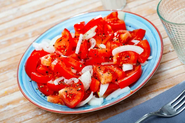 Salada Legumes Deliciosa Com Tomate Cebola Placa Branca — Fotografia de Stock