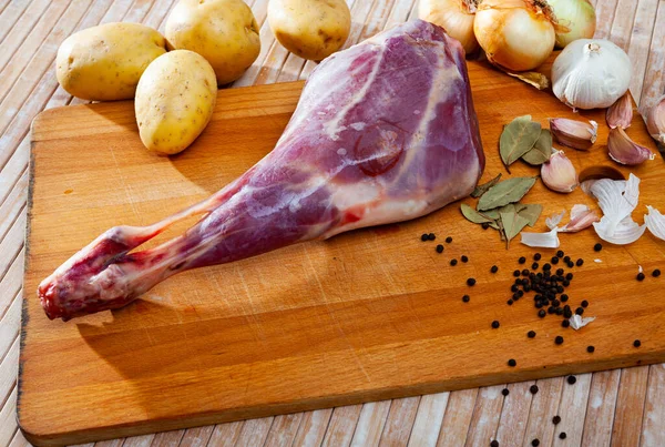 Çiğ Kuzu Bacağı Doğal Malzemelerle Pişirme Hiç Kimse — Stok fotoğraf