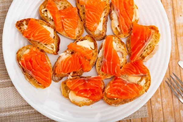 Sandwiches Sliced Fresh Salmon Served White Circular Plate — Stock Photo, Image