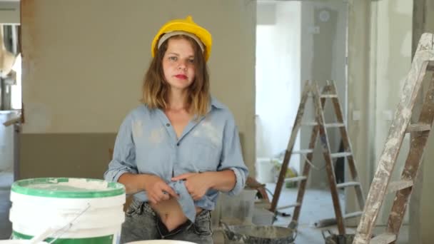 Mulher Sedutora Chapéu Duro Camisa Jeans Posando Lado Uma Escada — Vídeo de Stock