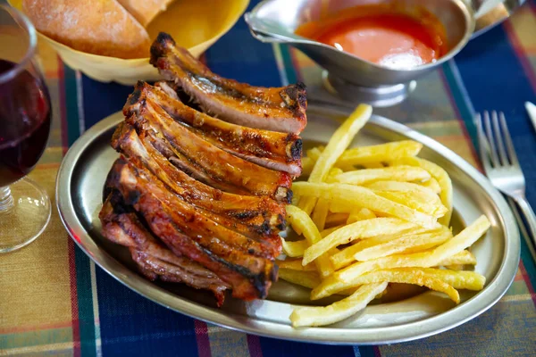 Afbeelding Van Varkensvlees Barbecue Ribbetjes Met Frietjes Geserveerd Met Ketchup — Stockfoto