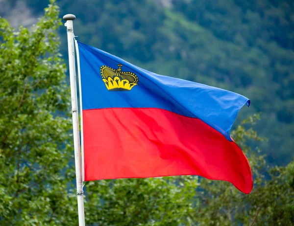 Bandera Liechtenstein Ondeando Sobre Árboles Fondo Montaña —  Fotos de Stock