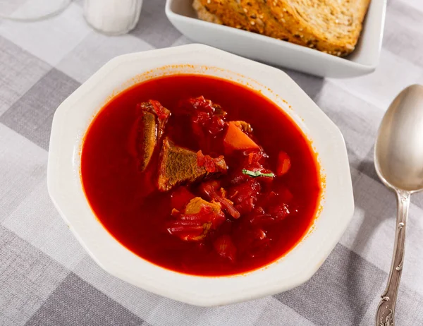 Традиційний Товстий Буряковий Суп Яловичиною Подається Обід Автентична Російська Кухня — стокове фото