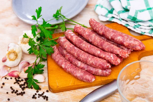 Fresh Raw Pork Longaniza Sausages Ready Grilling Wooden Cutting Board — Fotografia de Stock