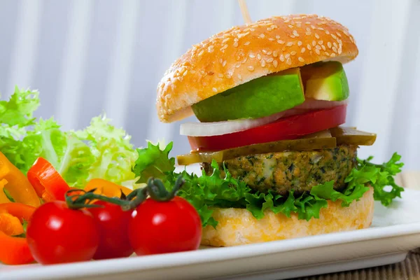 Pyszne Domowe Wegańskie Burger Świeżymi Warzywami — Zdjęcie stockowe