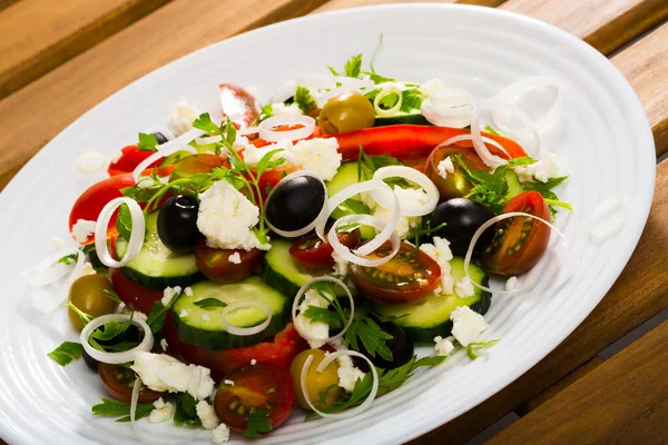 Traditionele Sopska Salade Met Verse Tomaat Komkommer Brynza Kaas — Stockfoto