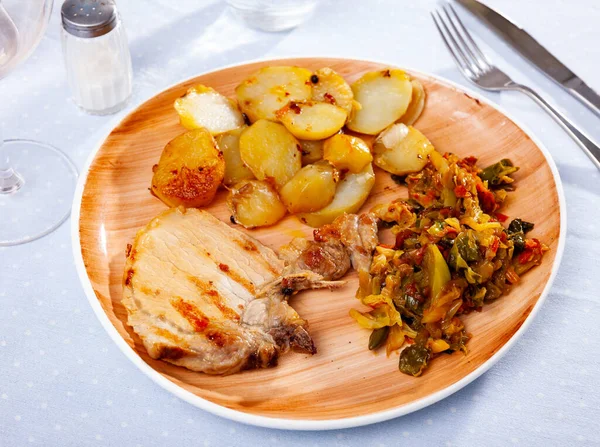 Appetizing Grilled Pork Delicious Fried Potatoes Stewed Cabbage Vegetable — Stock Photo, Image
