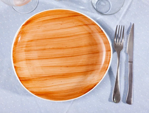 餐馆的桌布上用刀叉清洁空陶瓷盘 — 图库照片