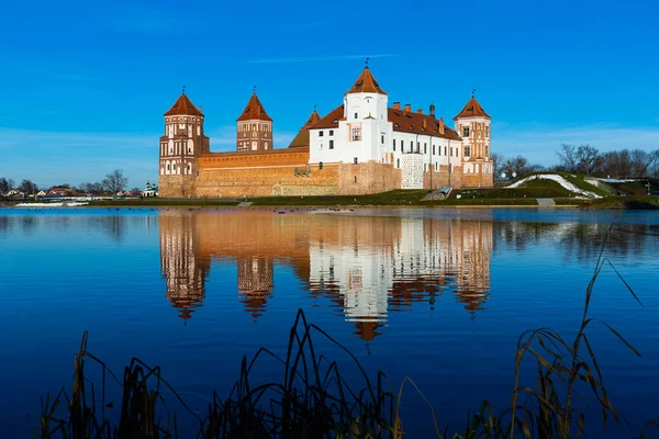 View Impressive Medieval Castle Surrounded Ponds Belarusian Town Mir Winter — Stock Photo, Image