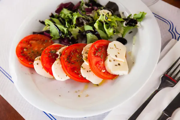 Fresh Flavorful Caprese Mozzarella Tomatoes Salad Leaves Balsamic Sauce — Stock Photo, Image