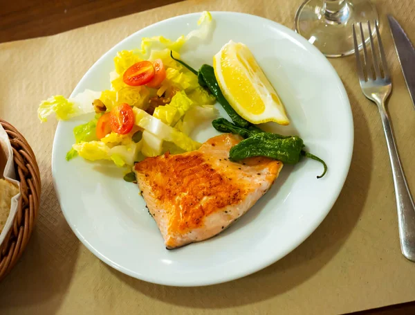 Delicious Baked Salmon Fillet Served Fresh Vegetable Salad Slice Lemon — Stock Photo, Image