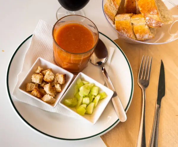 Traditionelles Spanisches Gericht Gazpacho Aus Tomatenmark Serviert Mit Croutons Und — Stockfoto