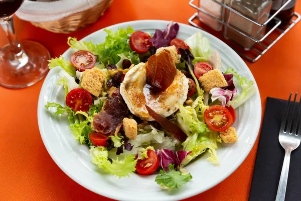 Salát Kozího Sýra Salátem Masem Rajčaty Medem Pokrm Francouzské Kuchyně — Stock fotografie