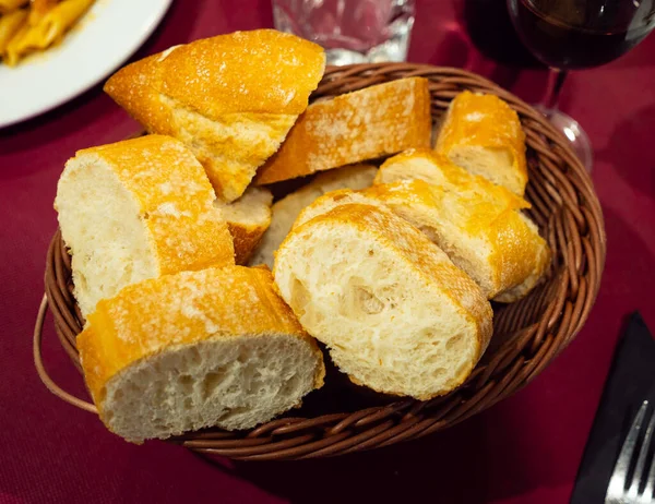 Lokantada Tabakta Taze Pişmiş Beyaz Ekmek — Stok fotoğraf
