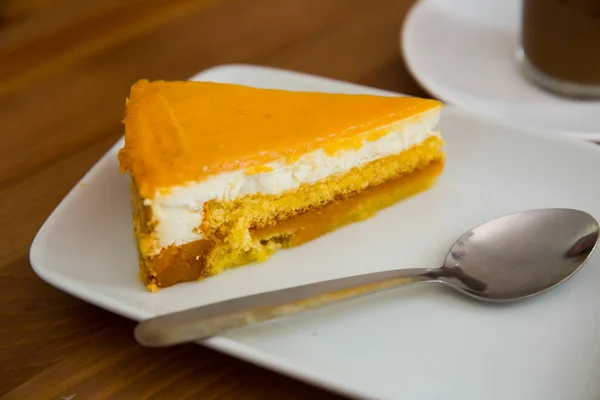 Λεπτό Cheesecake Στρώση Κρεμώδους Πουτίγκας Μπανάνας Και Mango Glaze — Φωτογραφία Αρχείου