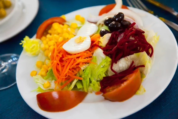 Gemischter Salat Mit Eiern Frischem Gemüse Und Gekochten Rüben Und — Stockfoto