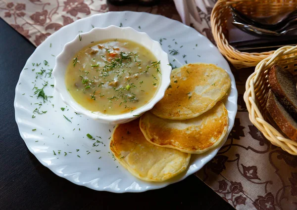 Beyaz Rusya Mutfağı Kalın Soslu Mantarlı Mochanka Krepli — Stok fotoğraf