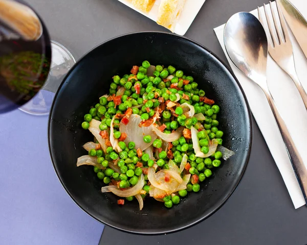Portion Erbsen Mit Schinken Und Zwiebeln Auf Dem Tisch Restaurant — Stockfoto