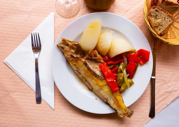 Жареная Вареная Вареная Марагота Маринованными Овощами Картошкой Испанское Рыбное Блюдо — стоковое фото