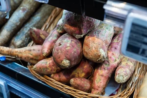 緑の魔術で生のサツマイモの閉鎖 人気の食品作物 — ストック写真