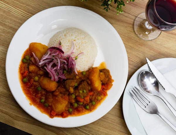 Smakelijk Kruidig Kalfsvlees Met Aardappelen Jus Rijst Peruaanse Schotel — Stockfoto