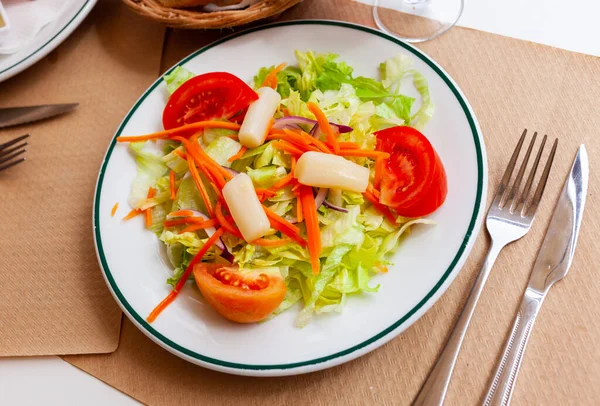 Délicieuse Salade Légumes Avec Iceberg Tomate Carotte Asperge Blanche Marinée — Photo