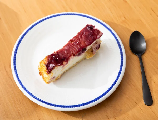 Üzerine Reçel Serpiştirilmiş Yaban Mersinli Cheesecake — Stok fotoğraf