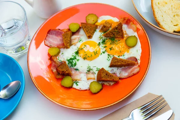 Fried Eggs Bacon Croutons Pickles Traditional Russian Breakfast — Stock Photo, Image