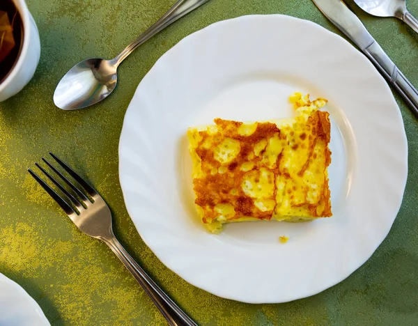 Portion Omelet Served Eatery Breakfast — Stock Photo, Image