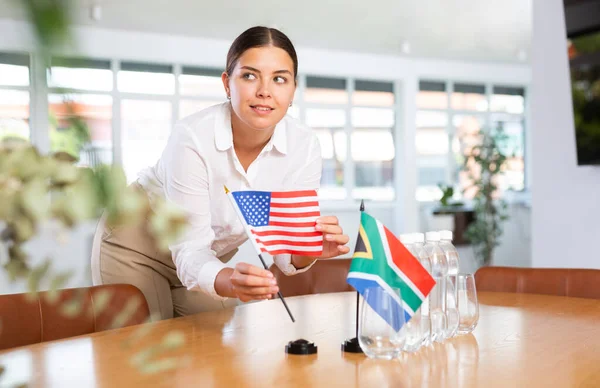 Assistant Girl Prepares Office International Negotiations Meetings Leaders Lady Sets — Stock Photo, Image