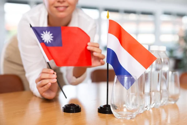 Young Woman Business Clothes Puts Flags Taiwan Netherlands Negotiating Table — Stock Photo, Image