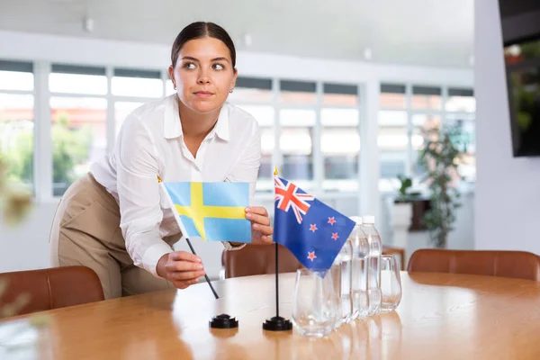 Молодая Женщина Деловой Одежде Ставит Флаги Швеции Новой Зеландии Стол — стоковое фото