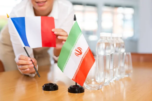 Kleine Vlag Van Iran Tafel Met Flessen Water Vlag Van — Stockfoto
