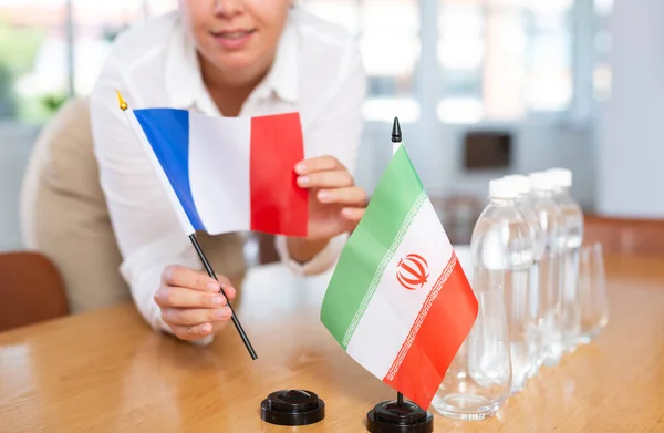Vrouw Secretaris Bereidt Onderhandelingstafel Regelt Vlaggen Van Frankrijk Iran — Stockfoto