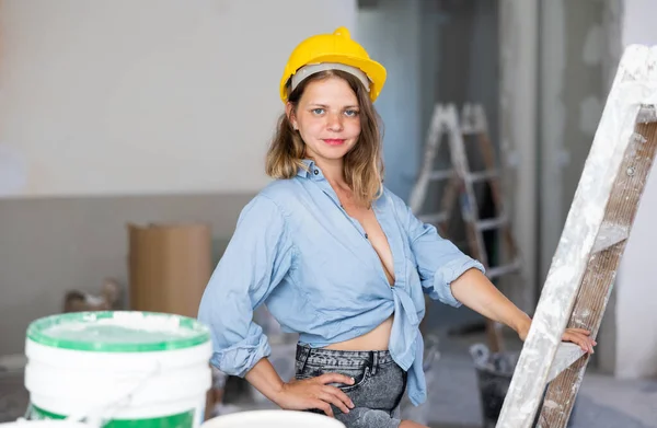 Sexy Woman Denim Shirt Shorts Next Stepladder Room Being Renovated — Stockfoto