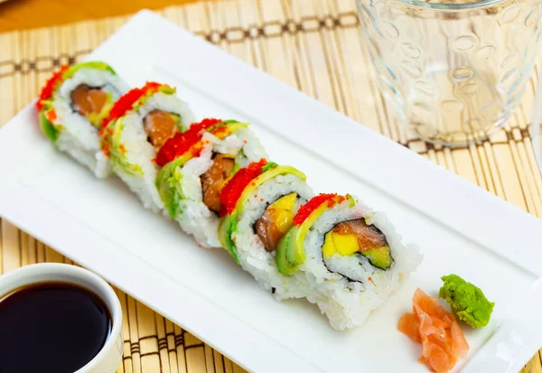 Inwendige Sushi Roll Uramaki Met Zalm Mango Avocado Komkommer Tobiko — Stockfoto