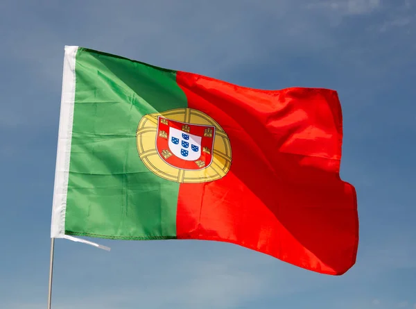 Mavi Gökyüzü Arka Planında Portekiz Cumhuriyeti Nin Ulusal Bayrağının Yakın — Stok fotoğraf