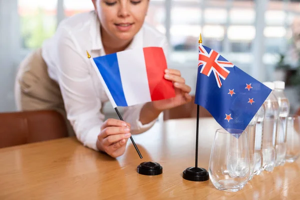 Sekretarka Umieszcza Flagi Australii Francji Stole Przed Negocjacjami Najważniejszych Osobistości — Zdjęcie stockowe