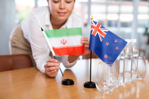 Young Woman Business Clothes Puts Flags Iran New Zealand Negotiating — Stock Photo, Image