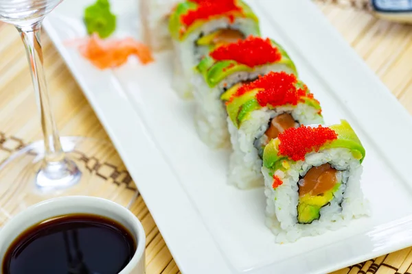 Lekkere Uramaki Sushi Met Zalm Mango Avocado Komkommer Geserveerd Bord — Stockfoto
